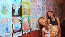 Sestry Eva Neuwirthová (20) a Rozárka (7) a Káťa (6) Ruskovy kreslily v době koronaviru po celý měsíc den co den každá jednoho anděla. Do 18. září 2020 vystavují 186 obrázků v Relaxačním centru Salza v Zašové.