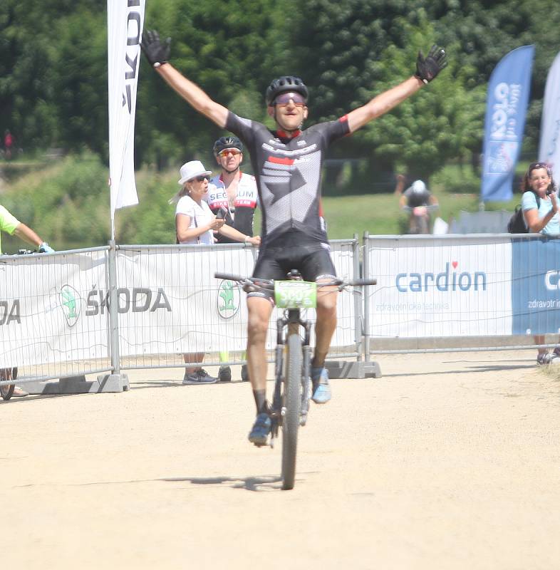 Vítězi hlavních kategorií 26. ročníku Bikemaratonu Drásal se stali favorit. Hlavní trať na 117 km ovládl Slovák Tomáš Višňovský (v bílém), královskou disciplínu Obr Drásala vyhrál již popáté z šesti ročníků Jan Jobánek (v černém) a vítězkou klání žen popr