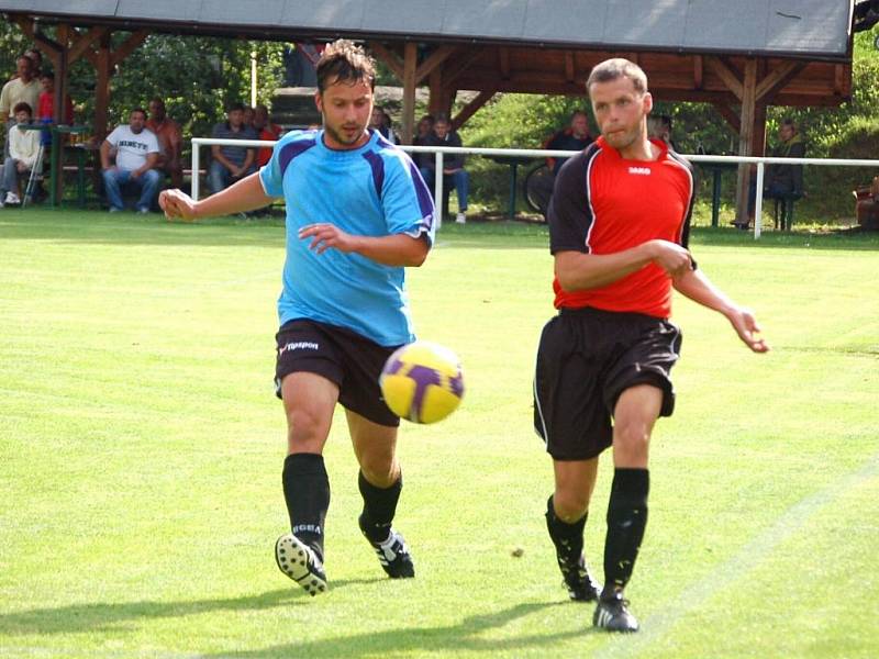 V úvodním kole okresního přeboru se v utkání Ratiboř (modré dresy) – Francova Lhota hrál výtečný fotbal. Zápas skončil smírně 1:1. 