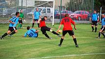 V úvodním kole okresního přeboru se v utkání Ratiboř (modré dresy) – Francova Lhota hrál výtečný fotbal. Zápas skončil smírně 1:1. 