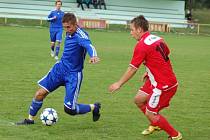 Fotbalisté Janové (modré dresy) v domácím  prostředí v sobotu přivítali favorizovaný Slavičín B, hosté vyhráli 5:2. 