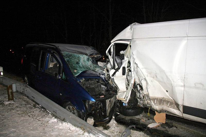 Čelní střet dvou vozů u Rožnova pod Radhoštěm měl 16. prosince 2016 tragické následky. Jeden řidič zemřel.