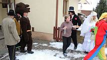 Na masopustní průvod vyrazily o víkendu 10. února 2018 také masky v čele s medvědem ve Valašské Polance. Protože je dědina veliká, rozdělili se účastníci masopustního veselí do dvou skupin. Všude je obyvatelé vítali s otevřenou náručí.