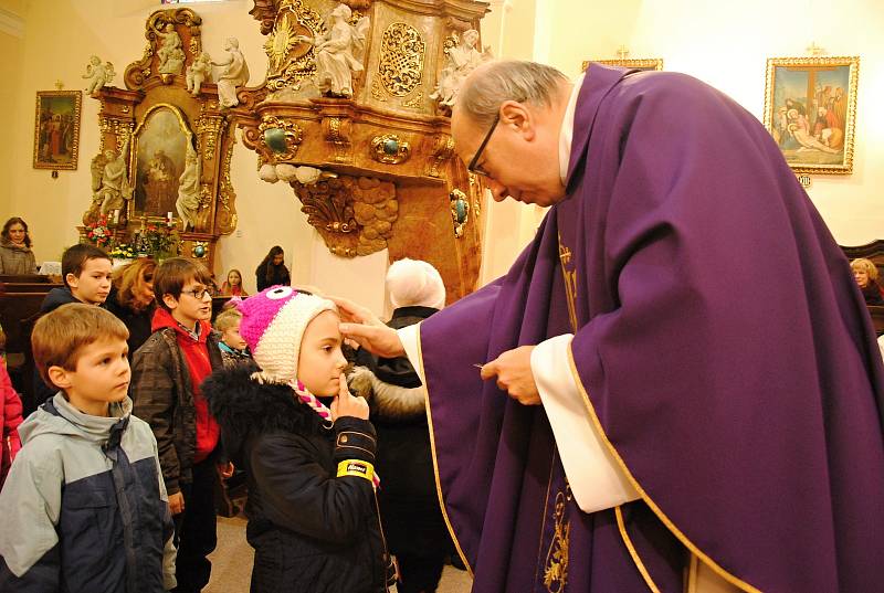 Farář Pavel Stefan udílí ve středu 26. února 2020 o Popeleční středě popelec věřícím v kostele Nanebevzetí Panny Marie ve Valašském Meziříčí.