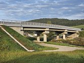Trať u Valašských Příkazů překlenul nový most za 130 milionů korun; říjen 2023