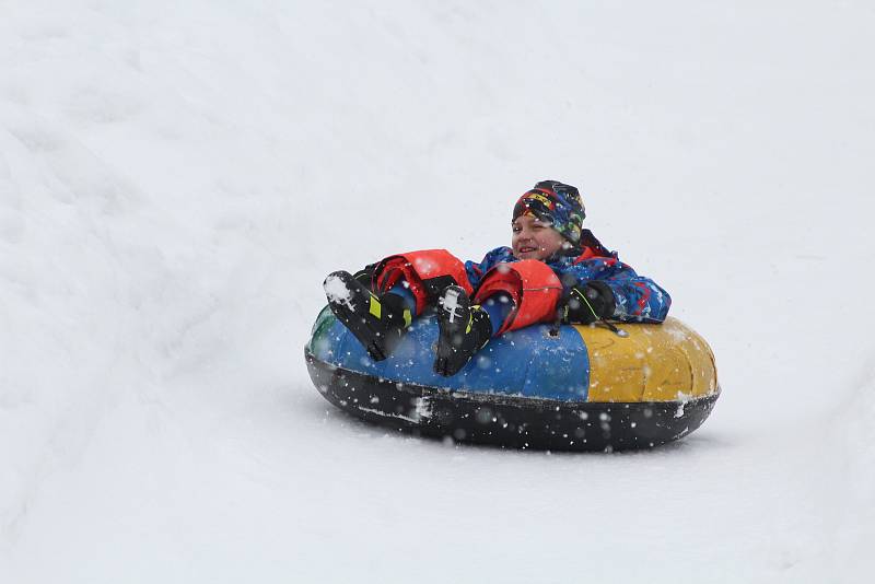 Děti si užívají zimních radovánek na snowtubingové dráze ve Ski areálu Razula ve Velkých Karlovicích.