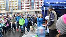 Atraktivní forma výuky zaujala žáky základních i středních škol na osvětové kampani Den s čistým ovzduším. Na náměstí Svobody ve Vsetíně lákaly ve středu 29. listopadu 2017 nejvíce praktické ukázky.