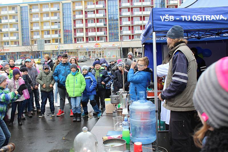 Atraktivní forma výuky zaujala žáky základních i středních škol na osvětové kampani Den s čistým ovzduším. Na náměstí Svobody ve Vsetíně lákaly ve středu 29. listopadu 2017 nejvíce praktické ukázky.