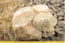 Čtyřiadvacetiletý mladík položil v sobotu 25. března 2023 na koleje v Zubří třicetikilový kámen. Narazil do něj vlak s deseti cestujícími.