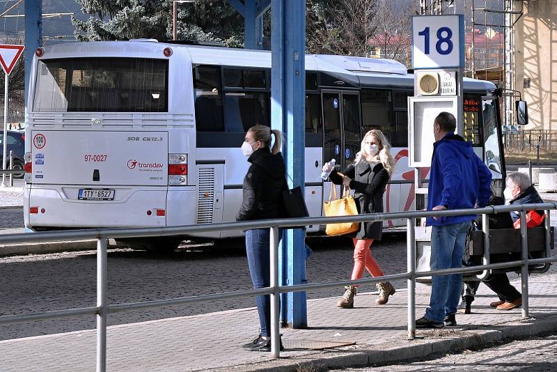 Lidé na Vsetínsku ke zpřísněným vládním opatřením přistoupila zodpovědně. Většina ve čtvrtek 25. února 2021 vyměnila roušky za respirátory.