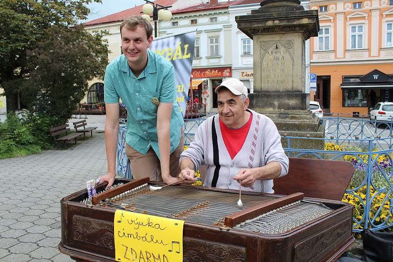 Ve čtvrtek odpoledne si každý, kdo procházel meziříčským náměstím, mohl vyzkoušet hru na cimbál.