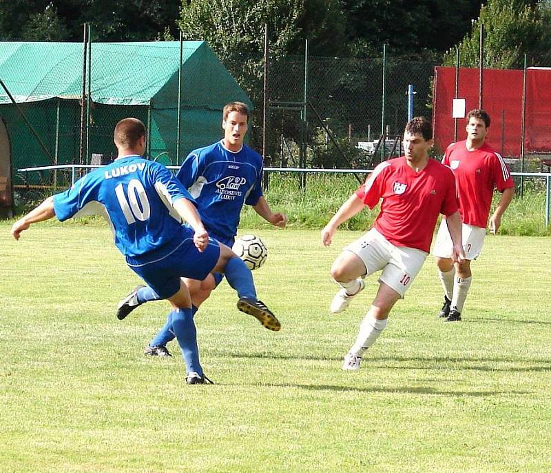 Fotbalisté Hrachovce (červené dresy) v úvodním kole 1. A třídy podlehli doma Lukovu 1:3.