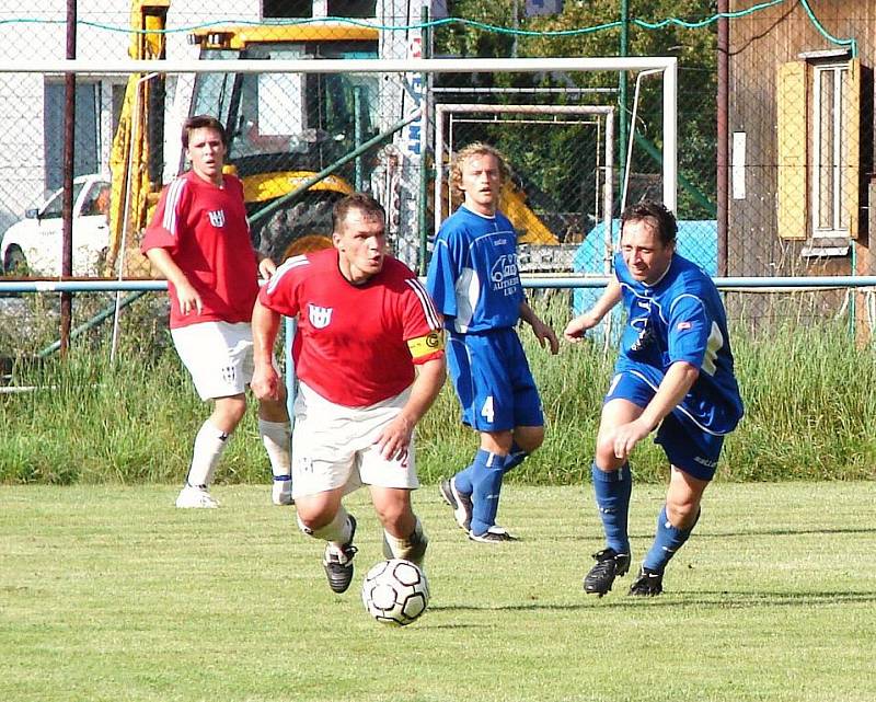 Fotbalisté Hrachovce (červené dresy) v úvodním kole 1. A třídy podlehli doma Lukovu 1:3.