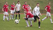 Fotbalisté Valašského Meziříčí (červené dresy) doma prohráli s Hranicemi 1:2.