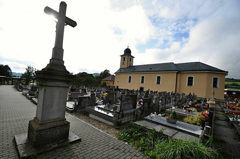 Halenkov - hřbitov a farní kostel Povýšení svatého Kříže vysvěcený roku 1788.