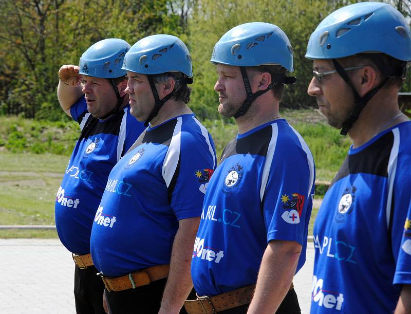 Hasiči a hasičky závodí v sobotu 11. května 2019 na okrskové soutěži soutěži v požárním sportu v Hrachovci u Valašského Meziříčí. S výjimkou mužů nad 35 let, kteří závodili jen v požárním útoku, všichni ostatní změřili síly také v překážkovém běhu na sto 