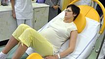 Pracovníci oddělení gynekologie a porodnictví ve Vsetínské nemocnici, a. s. si ve středu 19. ledna 2011 převzali nové moderní porodní lůžko za 360 tisíc korun. 