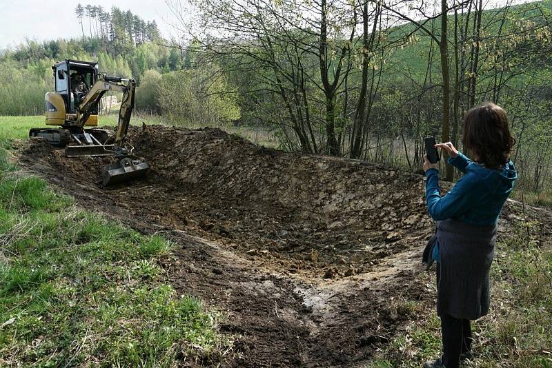 Díky projektu Valašského ekocentra a Plzeňského prazdroje "Putování s kapkou vody", se v květnu 2020 podařilo vyhloubit na Hradisku v Rožnově pod Radhoštěm menší tůň.