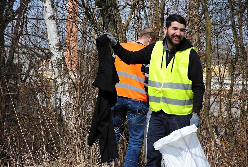 Přes třicet dobrovolníků se v pátek 6. dubna na výzvu valašskomeziříčského střediska Diakonie ČCE zapojilo do národní kampaně Ukliďme Česko. Pracovníci pořádající neziskovky, jejich klienti z chráněného bydlení Johannes a zaměstnanci nákupního centra Tesc