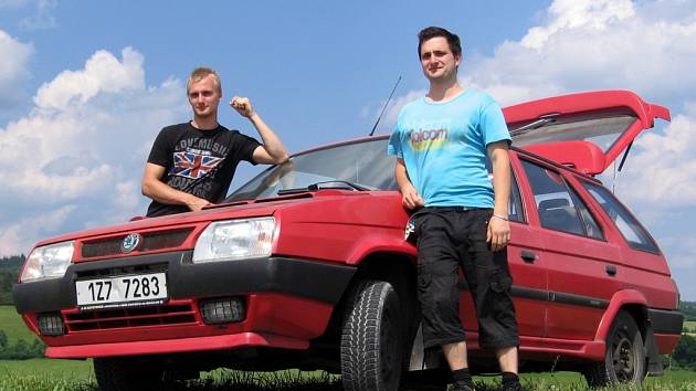 Bratranci Martin (vpravo) a Ondřej Surovec z Hornolidečska vyrážejí na měsíční cestu po východní Evropě. Deset tisíc kilometrů pojedou třiadvacet let starou Škodou Forman. 