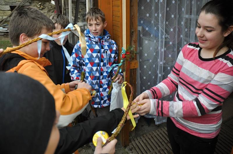 Mladí chlapci v Lidečku vyrazili na šmigrust s tatary z vrbového proutí i větvičkami pichlavého jalovce. Lidečko, velikonoční pondělí, 28. března 2016