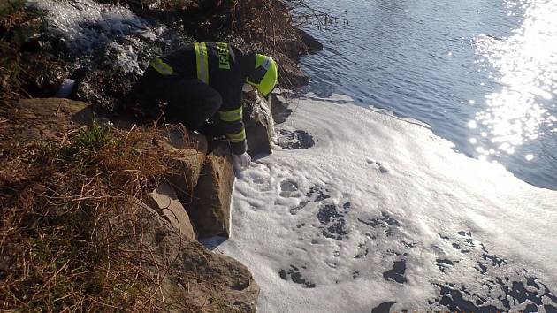 Hasiči zasahují u Valašského Meziříčí po úniku chemikálie do řeky Bečvy. 24. listopadu 2020