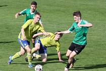 Fotbalisté Kelče (ve žlutém) v 17.kole I. B třídy skupiny A doma podlehli Horní Bečvě 0:2.