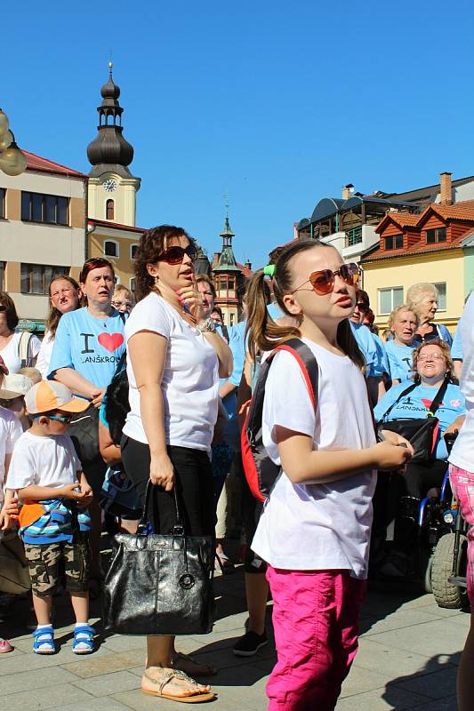 Celkem 2 101 zpěváků a zpěvaček se ve čtvrtek 1. června dopoledne na Masarykově náměstí zapojilo do zpěvu písně Rožnovské hodiny.