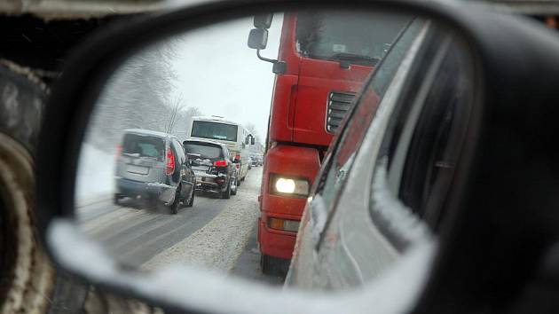 Silné sněžení komplikovalo život motoristům na Valašsku také v pátek 3. prosince.