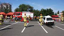 Ve Valašském Meziříčí se ve čtvrtek konal 17. ročník oblastní soutěže profesionálních hasičů ve vyprošťování osob z havarovaných vozů.