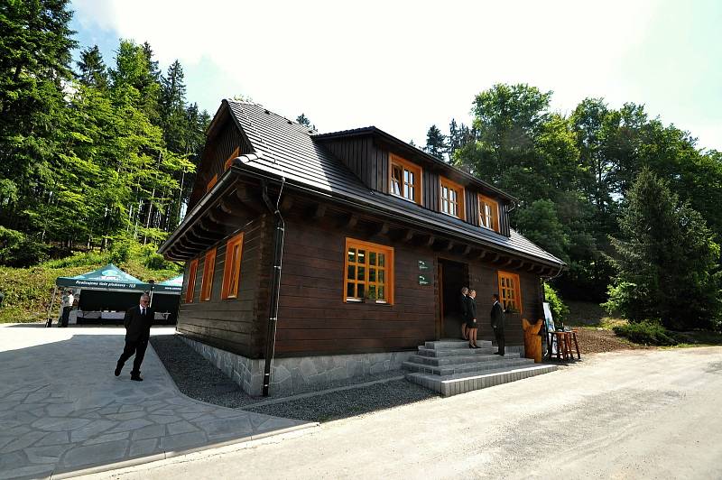 Slavnostní otevření nové hájovny, kterou ve Valašské Bystřici postavily Lesy ČR. Stojí na místě roubenky z roku 1920, která se přesouvá do nově vznikajícího areálu Kolibiska ve Valašském muzeu v přírodě v Rožnově.