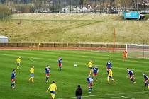 Fotbalisté Valašského Meziříčí (modré dresy) v 18. kole divize E remizovali doma se Šumperkem 3:3.