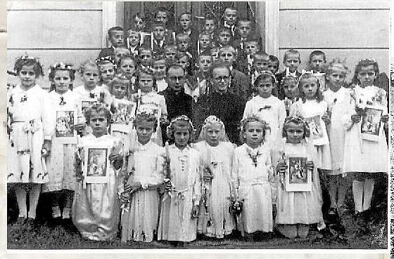 SVATÉ PŘIJÍMÁNÍ. První svaté přijímání v roce 1951. Na snímku s dětmi farář Jindřich Deneš.