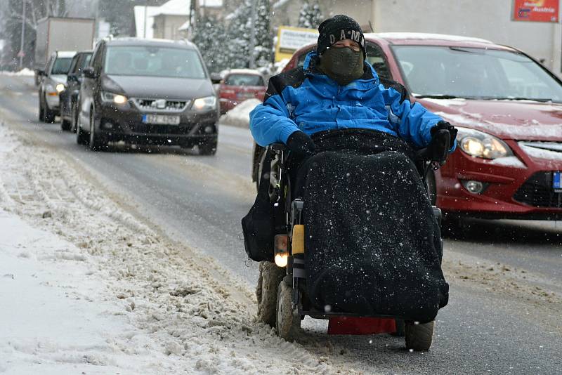 Tomáš Hajda ze Vsetína dojíždí do práce na invalidním vozíku každý den za každého počasí. Sněhová nadílka ho zastihla 11. února 2021.