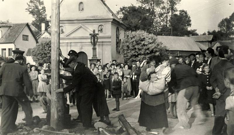 Kultura. Kácení a stavění máje pořádali v Kladerubech hasiči. Na snímku stavění máje na kladerubské návsi.