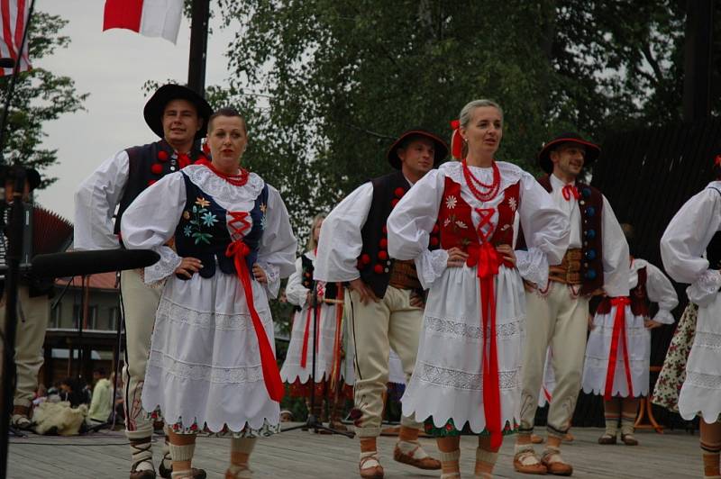 Centrem pozornosti milovníků folkloru se minulý týden stal Liptál. Už po čtyřicáté šesté se tu sešly folklorní soubory z celého světa.