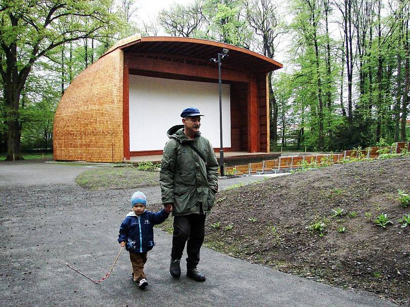 Park u zámku Kinských ve Valašském Meziříčí po revitalizaci výrazně omládl. Lidem nyní nabízí kulturní i volnočasové vyžití.