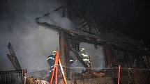 Požár zničil střechu rodinného domu v Poličné.