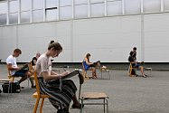 Účastnici prázdninového Výukového festivalu Architektury a Designu FestAD 2017 při práci; Rožnov pod Radhoštěm, srpen 2017