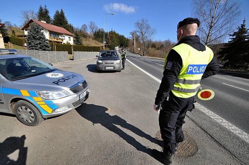 Policejní hlídka v souladu s nařízením vlády kontroluje v pondělí 1. března 2021 ve Valašských Příkazech řidiče mířící mimo okres Vsetín.