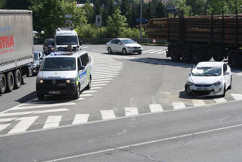 Řidička z Valašského Meziříčí převrátila svoje auto na střechu. Za havárii může hmyz, který ženě vletěl do auta a po kterém se ohnala.