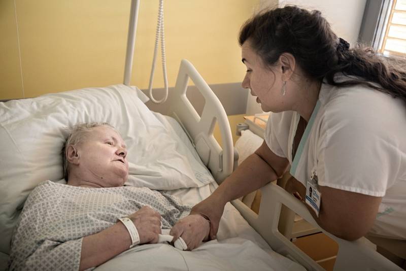 Fotografie Jindřicha Štreita pořízená ve Vsetínské nemocnici pro výstavu Jsem sestra.