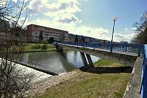 Lávku pro pěší a cyklisty přes řeku Bečvu u střední průmyslové školy strojnické ve Vsetíně čeká rekonstrukce za 20 milionů korun.