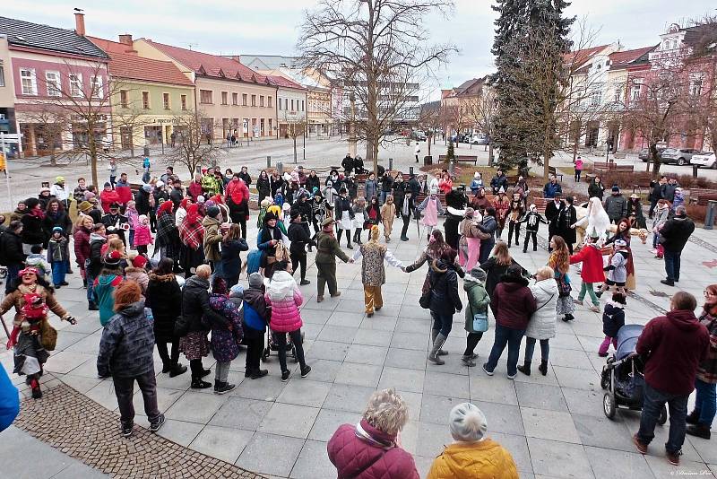 Fašankový průvod členů a přátel Folklorního spolku Jasénka ve Vsetíně; sobota 22. února 2020