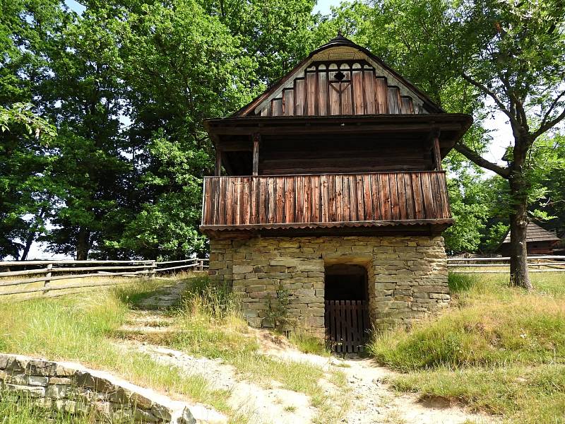 Dřevěné městečko a Valašská dědina - Valašské muzeum v přírodě v Rožnově pod Radhoštěm.