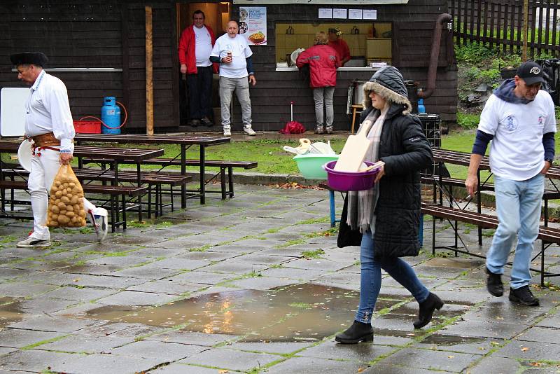 V kulturním areálu v Liptálu se konal v sobotu 23. září Gastro folklorní festival. Dopoledne patřilo soutěži ve vaření a pojídání brynzových halušek.