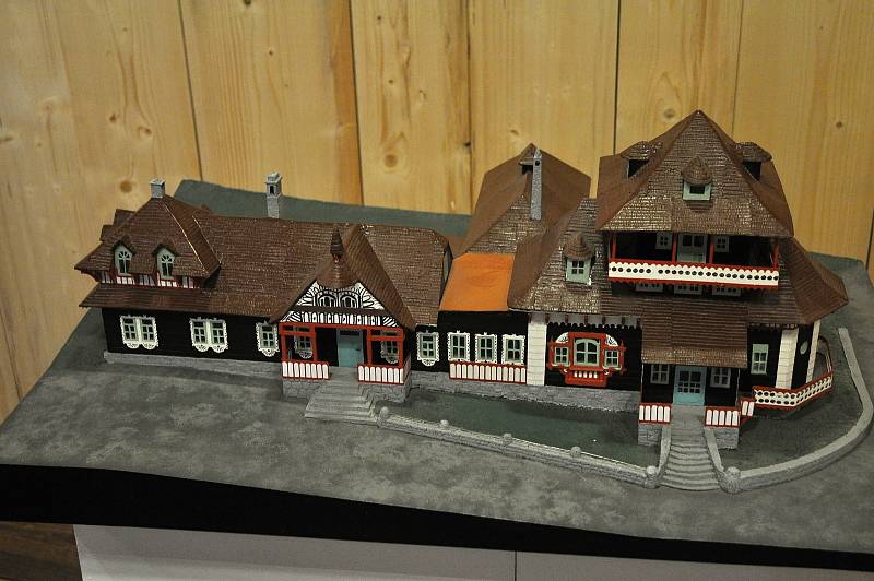 Model původního Libušín, který dva roky po požáru pro rožnovský skanzen v měřítku 1:50 vytvořil mladý truhlář Tomáš Děckuláček; Valašské muzeum v přírodě v Rožnově, Sušák, 1. patro, srpen 2020