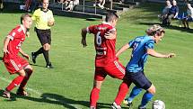 Fotbalisté Valašského Meziříčí (v červených dresech) prohráli na hřišti ve Všechovicích 0:2.