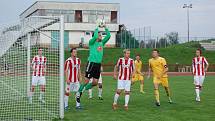 Fotbalisté Valašského Meziříčí (pruhované dresy) v pátém kole poprvé v sezoně vyhráli, porazili Velké Karlovice 2:1. 