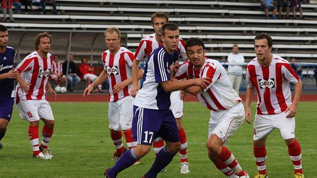 Divizní fotbalisté Valašského Meziříčí (pruhované dresy). 